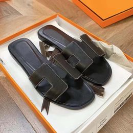 Pantoufles Designer Sandales Mode Tongs 2024 Nouvelles tongs de plage en cuir de veau une ligne chaussures à porter plat