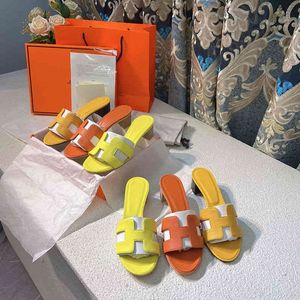 Slipper Fashion Designer Silppers Oran High Version Women's 2024 European Station Leather Flip Flops Hoge Heels Wear Beach Sandals