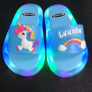 Slipper kinderen gloeiende slippers kindercartoon cartoon schoenen jongens meisjes zomers strand led schattig eenhoorn prinses baby light -up sandalen 230509