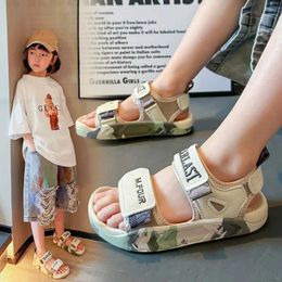 Sandals Sandals Boys Baotou Anti Kick Kick Toe Protection Sandales 2023 Summer New Camo Girls Beach Chaussures Big Childrens Casual Chores Y240423