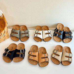 Slipper Koreaanse versie van Childrens Cork Sandals voor zomer 2023 Nieuwe één woord slippers jongens en meisjes strandschoenen baby's Boliang Ken H240513