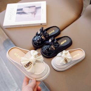 Slipper Versión coreana de lindas sandalias de hebilla de metal para niños pequeños y medianos Niñas Sportas de tiro al aire libre zapatos de cuero de arco dulce H240507