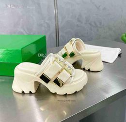Sangle de luxe Sandals Designer Talons S Slides glissant épaisse semelle verte Marque célèbre Pantoufle Safcc8898785