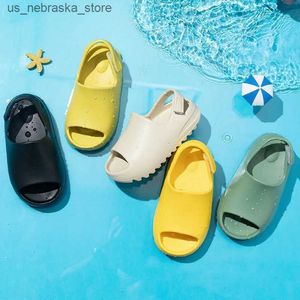 Slipper New Baby Slide Fashion Sandales garçons et filles Foam Beach Summer Summer Resin Childrens Light Water Shoes Q240409