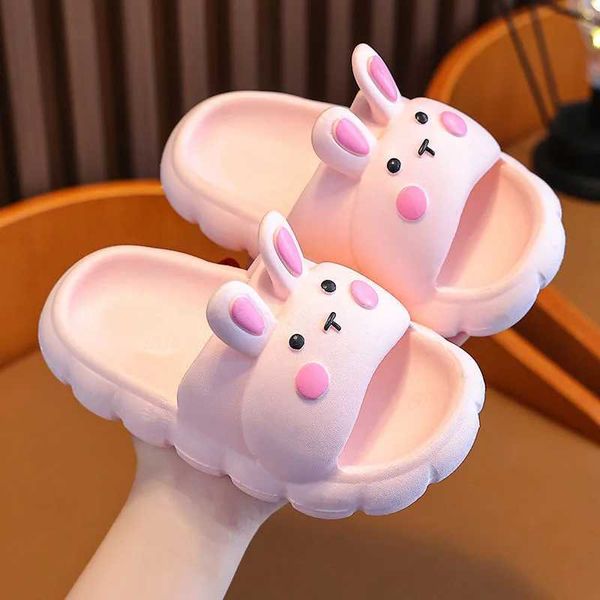 Pantoufle New Bunny Child Slippers Cartoon d'été Sole douce sandales Antisiskide confortables maison salle de bain plage garçon fille bébé sandales décontractées