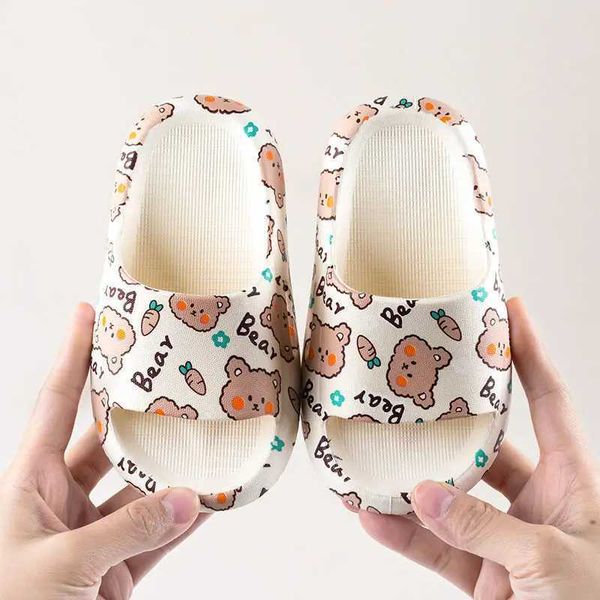 Slipper New Childrens Slippers mignon Cartoon Bear Chaussures Soft Souded Boys and Girls Slippers Sandales de salle de bain intérieure Baby Beach Sandales Y240518