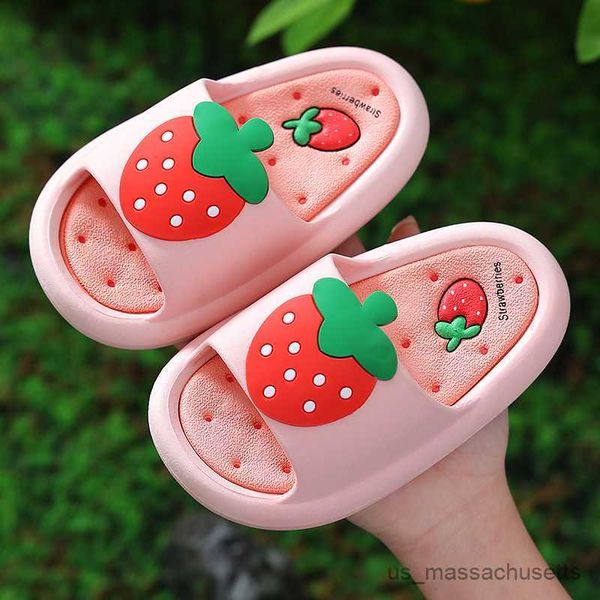 Slipper New Strawberry Kids Slippers for Boys Summer Beach Indoor Slippers mignons Girls Home Chaussures non glissées Children mignons Slippers R230816