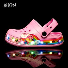 Pantoufle NSOH Enfants Pantoufles Glow LED Chaussures De Jardin Pour Enfants EVA Matériel Confortable Garçons Filles Pantoufles Résistant À L'usure Bébé Maison Chaussures T230302