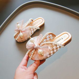 Zapatilla Rosa Dulce Niñas Clásico Elegante Zapatillas 2023 Niños Moda Versátil Dedos de perlas Envuelto Perla Princesa Zapatos de fiesta Sandalias T230302