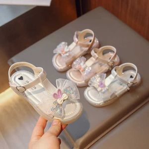 Slipper Sandalia's 2023Summer Nieuwe Girls Princess Sandals Koreaanse schattige boogschijfschoenen Kinderen Open teen Sandalen Modeschoenen Y240423