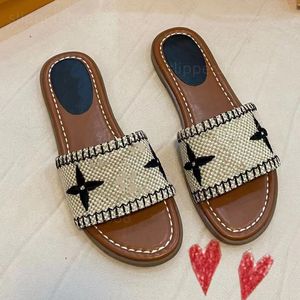 pantoufles curseurs femmes sandales célèbre designer verrouiller plat mule sandales glisser sandale été shake appartements mules en cuir verni broderie sandales tongs chaussures