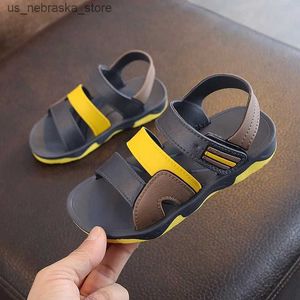 Slipper zomer 2019 Childrens Sandals geschikt voor jongens platte schoenen sport casual studenten leer zacht en niet -slip mode Q240409