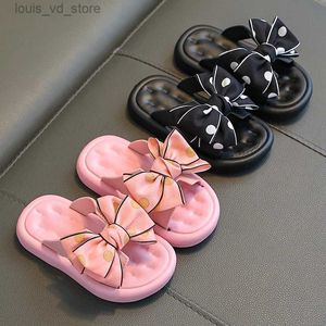 Slipper zomer babymeisjes slippers kinderen zachte zool comfortabele antiskid peuter prinses dia sandalen met boog strandschoenen t240415