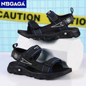 Slipper zomerjongens lederen sandalen ademende niet-slip duurzame kinderen buiten strandschoenen lichtgewicht trend casual slippers voor kinderen y240423