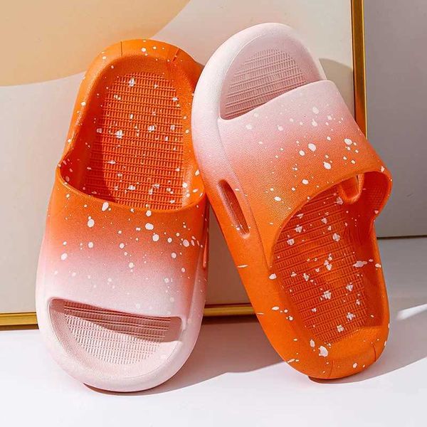 Chaussures pour enfants de pantoufle avec des curseurs anti-glissade