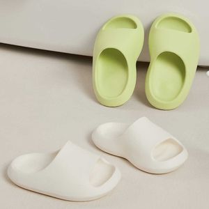 SLIPPER ZOER NIEUWE KINDEREN Simple Solid Color Outdoor Badkamerschoenen Niet-slip jongens en meisjes comfortabele slippers QT339 0203