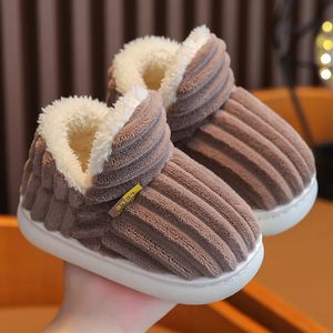 Zapatilla Zapatillas de algodón cálidas de invierno adecuadas para adultos y niños, dedos de los pies empaquetados con suelas gruesas y suaves, zapatos antideslizantes para hombres 231115