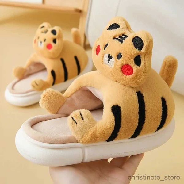 Pantoufles d'hiver en coton pour femmes, chaussures à semelle souple, épaisses et chaudes, en peluche, nouveau petit tigre de dessin animé, chaussures décontractées d'intérieur mignonnes pour la maison, 2024