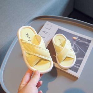 Slipper gele kinderen haaklus veelzijdige platte kinderen jongens meisjes crossover open teen casual strand slippers 2022 kinderen mode Korean T230302