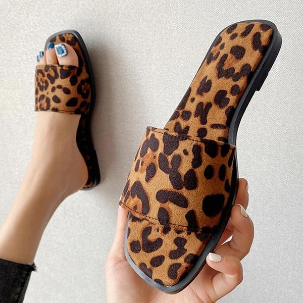 Pantoufles 15une ligne imprimé léopard moitié pour femmes vêtements chauds 2024 mode sandales plates pointues sans talon grande taille sandale