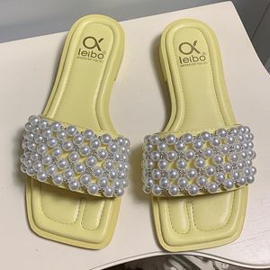 Pantoufles 2021 été INS femmes jaune blanc plat perle carré bout ouvert diapositives décontracté dames plage sandales chaussures