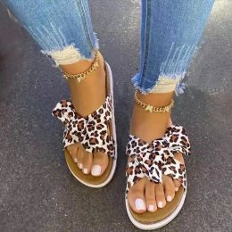 Slippers 2022 Design d'origine Nouvelles sandales à talons plats pour femmes coupées de mode avec Sands Leopard Bow Beach Flat
