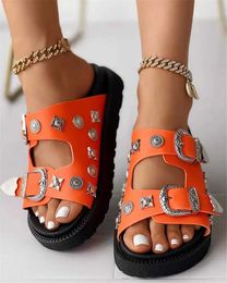 Slippers 2023 Fashion Rivets Boucles Chaussures plates pour les femmes Summer Loissine confortable Walk Sandal Tlides plus taille noire H24032501