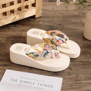 Pantoufles 2023 Mode Femmes Flip Summer Beach Plate-forme Slide Loisirs Mur externe Sandales compensées Shoes01O24R H240322