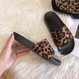Zapatillas 2023 Estampado de leopardo Mujer Moda Exterior Usando Retro Web Celebrity Sandalias Estilo clásico Plano 36-41