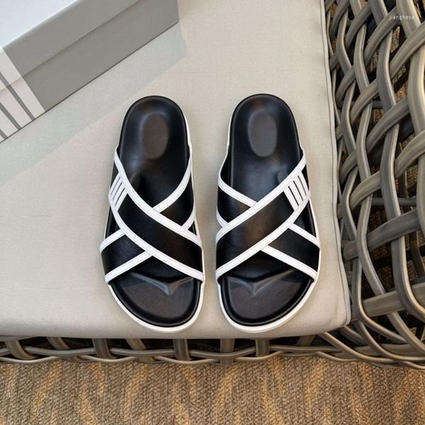 Pantoufles 2023 luxe mode coréenne Design classique rayé hommes tongs été respirant décontracté en plein air femmes sandales