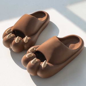 Slippers 2023 Nieuwe zomer grappige slippers Cat Tiger Claw voetbescherming slippers mannen verdikte antislipglaasjes sandalen badkamer schoenen Z0220