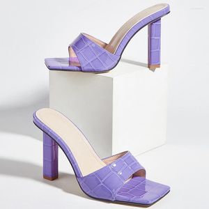 Zapatillas 2023 Púrpura Sexy Mujeres a cuadros Patente Tisos altos zapatos Tacón cuadrado Gran tamaño 35-43 Damas casuales
