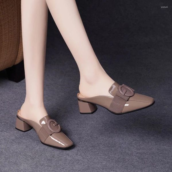 Zapatillas 2023 Damas de primavera y otoño Baotou Tacones altos zapatos de moda de estilo de estilo británico Talón grueso