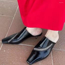 Zapatillas 2023 Street Fashion Ladies Square Toe Kitty Heel Black Leather Mules Summer Chain Fretwork Elegantes zapatos de mujer