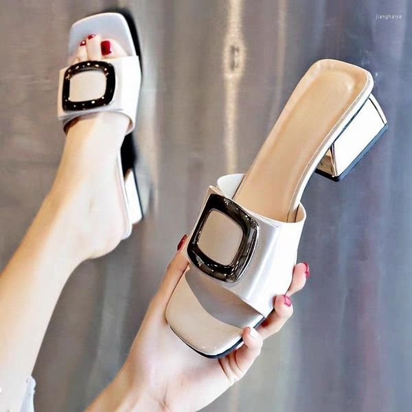 Pantoufles 2023 Été Talon épais Bout ouvert pour les femmes portant des sandales hautes