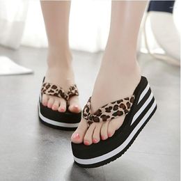 Pantoufles 2023 Sandales d'été pour femmes et semelle très haute antidérapante pince pieds chevrons talons inclinés chaussures pour femmes