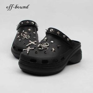 Slippers 2023 Zomer Women schoenen Garden Hoge hakken Punk Metal Charms Clogs Black Sandals Platform Slippers Casual voor vrouwelijk 230317