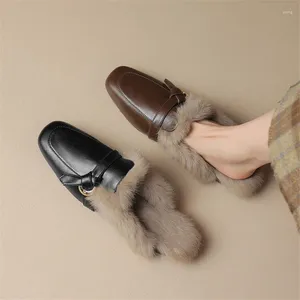 Zapatillas 2023 Winter Split Cuero Zapatos de mujer Mulas de pelo para punta cuadrada Cubierta de tacón grueso