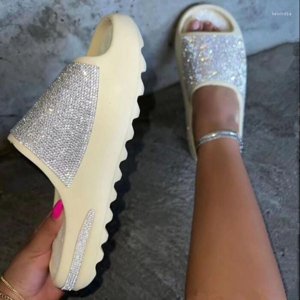 Zapatillas 2023 Zapatos de lujo para mujer con cara de diamante Flash fino Sandalias de fondo grueso Playa al aire libre