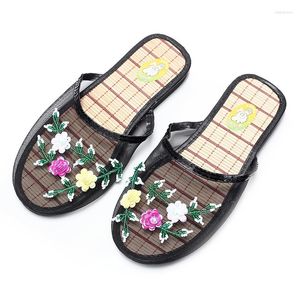 Pantoufles 2023 Chaussures d'été pour femmes Tongs Maison Plate Fleur Imprimé Femme Diapositives Femme Maille Chaussures Décontractées Dames