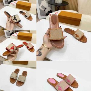 Pantoufles 2023 femmes pantoufles de qualité supérieure banquet en plein air Slide chaussures pp paille toile broderie été sandales en cuir multicolore talon plat Mule lock it lettre Taille