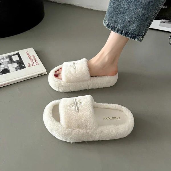 Slippers 2024 automne et hiver en peluche de haute qualité coton croix épais pour les femmes portant