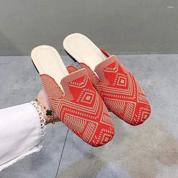 Slippers 2024 Designer Femme's Toe's Low Talon Tissal Sandales Banquet de mode polyvalente chaussures de plage