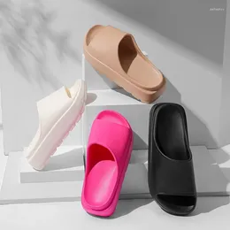 Sandales de mode de pantoufles 2024 faites de matériaux EVA avec des talons hauts et des semelles souples chaussures de salle de bain non glissées plage très appréciée