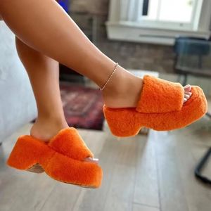 Slippers 2024 Luxe Nieuwe Dames Hoge Hak Bont Mop Outdoor Volledige Bijpassende Schoen Slider Ronde Wig Met Mint Bont slider 231118