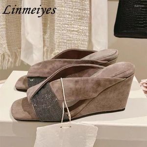 Slippers 2024 Talons de coin de qualité de luxe Femme Vow Suede Cross Strap Mules Chaussures Femme Chaîne d'été Perle de perles de perles Femme