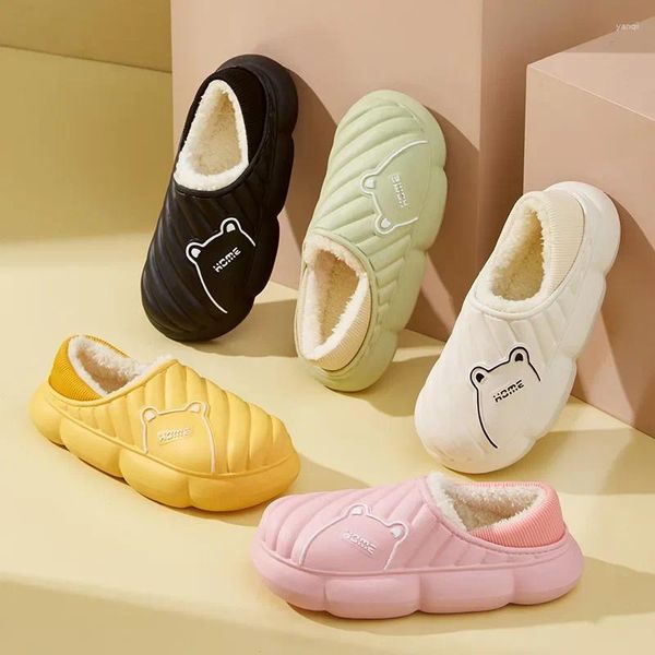 Slippers 2024 Men de coton d'hiver pour l'hiver pour la maison intérieure épaisse, les chaussures en peluche non glissées peuvent être usées amoureuses