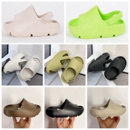 Slippers 2024 Nieuwe Designer Slippery Baby Baby Baby Kinderschoenen Hars Glad deksel Smoky Ash Teuter Boys and Girls Childrens Sandals Athletic Shoe