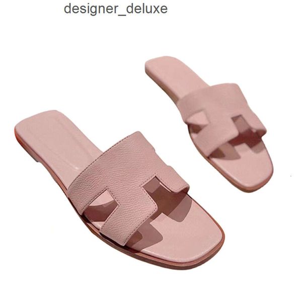 Slippers 2024 Nouveau style Summer de la meilleure qualité Sandale Sandale Outwear Localiers Gustères plage Fashion plate Chaussures en cuir authentiques pour femmes taille 34-42