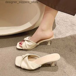 Slippers 2024 Nouvelles sandales de luxe pour femmes Summer Middle Boot Middle Courte et graisse de la robe de créateurs décontractés Pompe à ressort Mule Chaussures Zapatos Femmes Q240511
